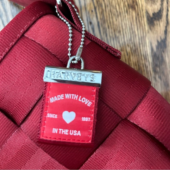 Harvey’s ruby messenger seatbelt bag NWOT EUC $124 - Picture 2 of 9
